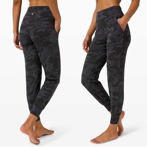 LULULEMON•High waisted jogger in black camo